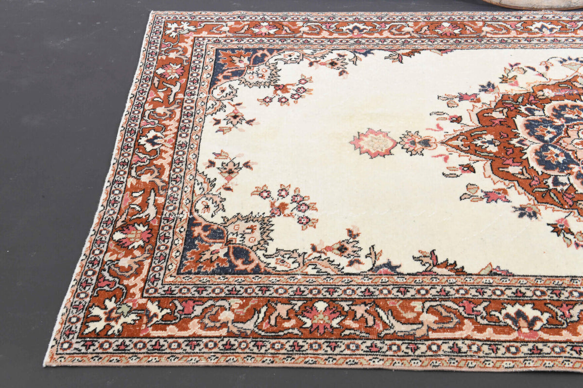 One-of-a-kind 1970s Anatolian vintage area rug in wool, 4'9" x 8'5"