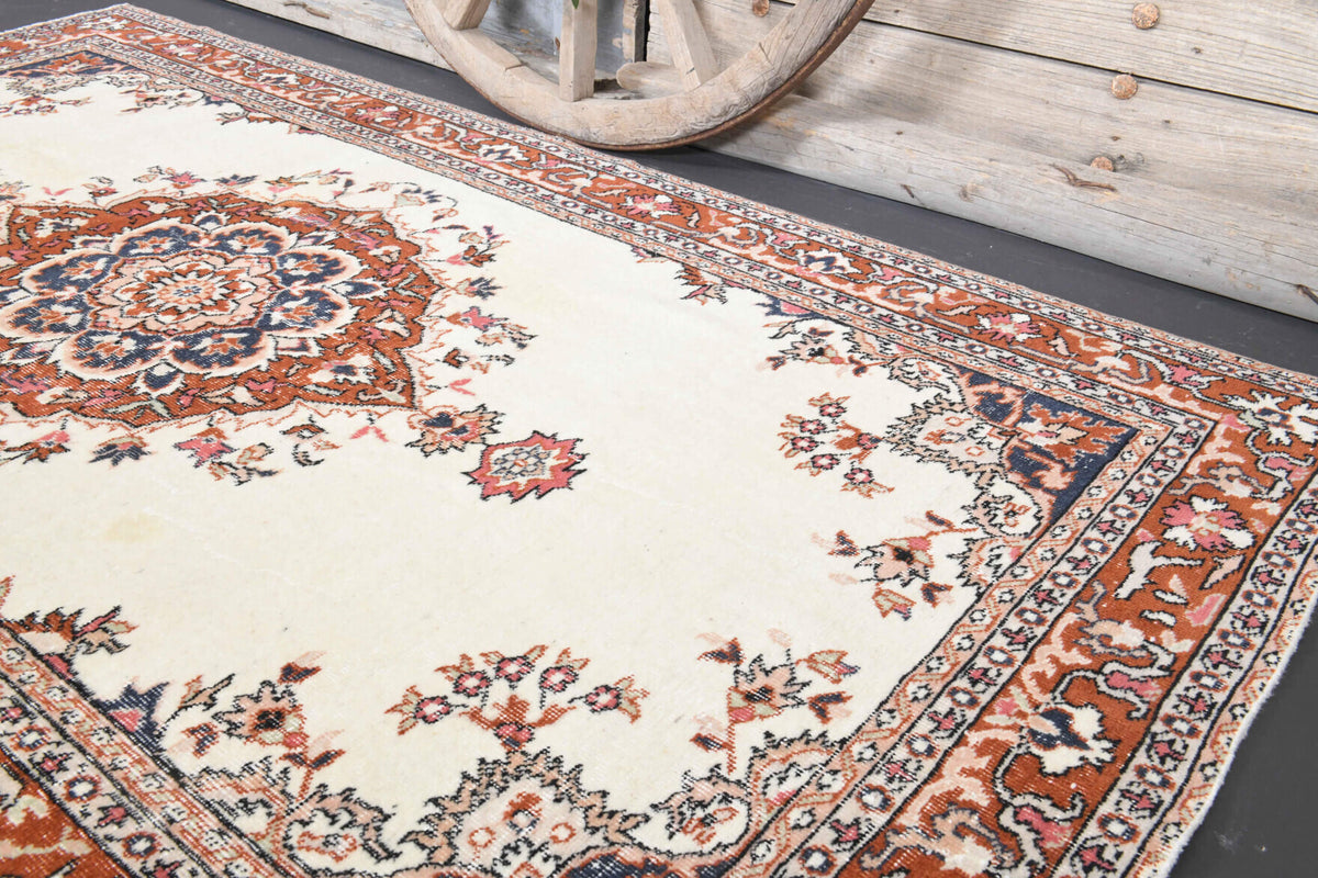 Authentic Anatolian vintage area rug (1970s) with oriental design – one-of-a-kind at Fame Rugs