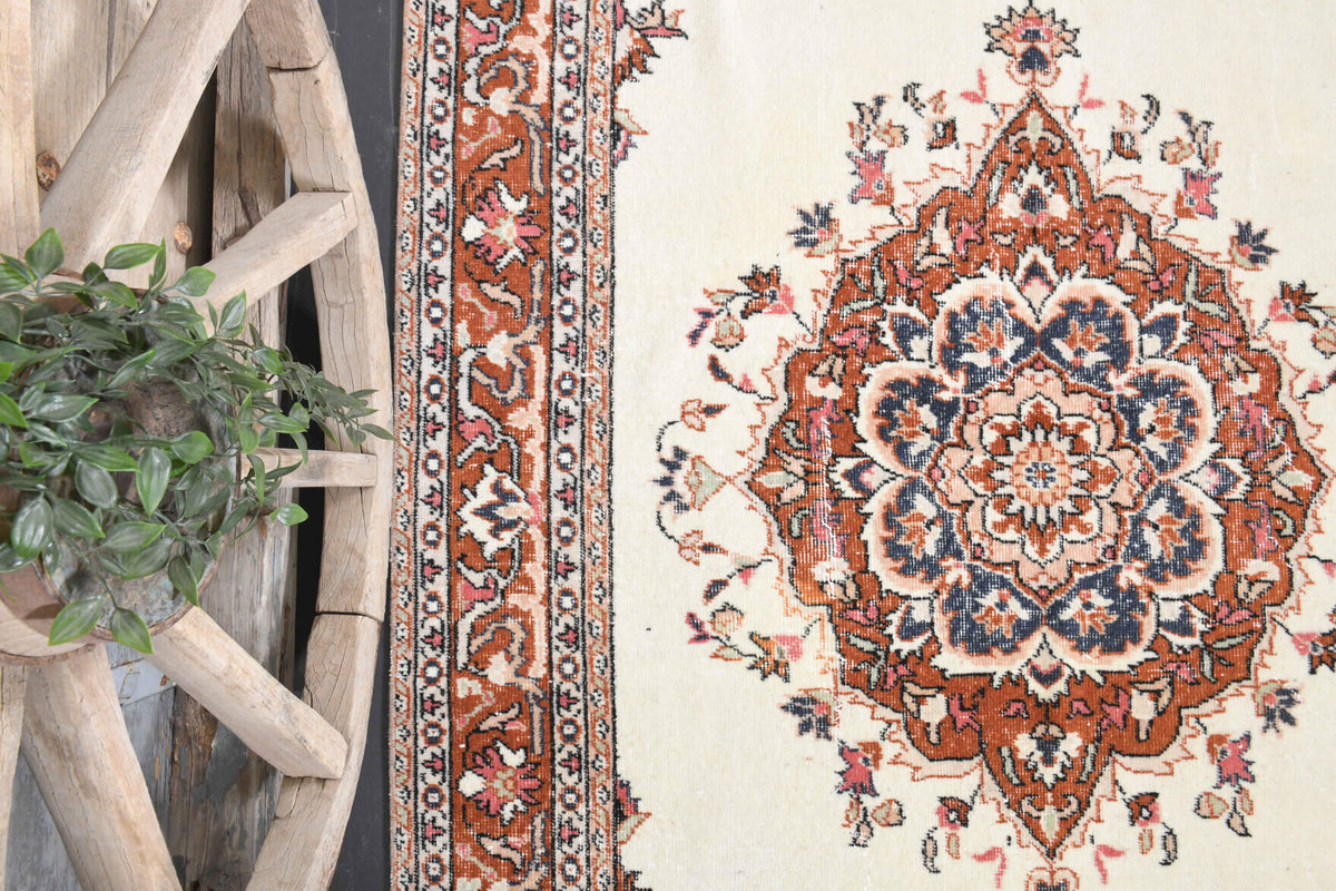 Handmade wool rug from Anatolia, Turkey – Handmade Vintage Medallion Area Rug 4'9" x 8'5"