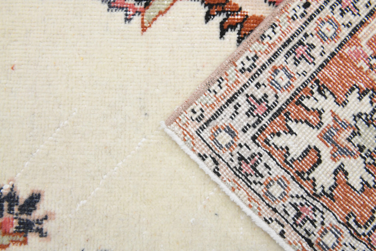 Gunel – vintage oriental rug for living room or bedroom, 4'9" x 8'5" (145x257 cm)