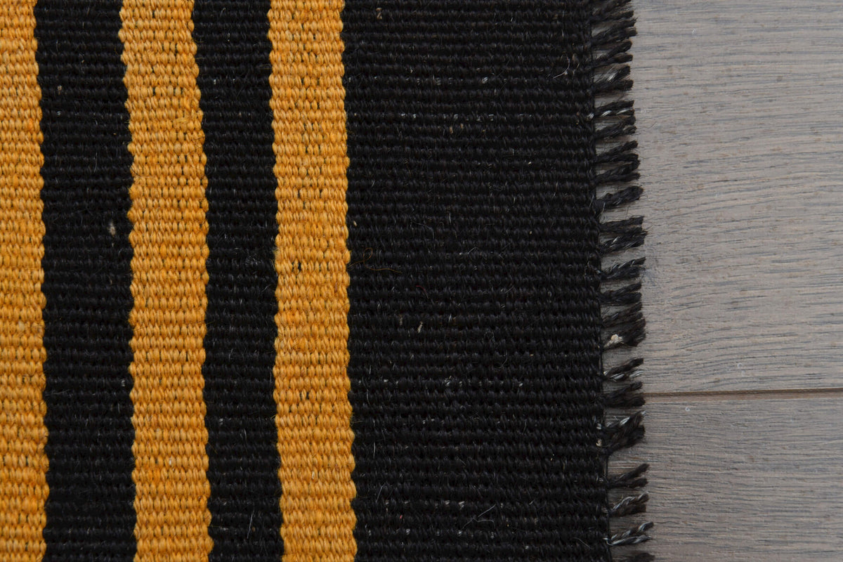 Black Carpet Handmade Vintage Area Rug in wool – 1960s piece from Anatolia, Turkey | Fame Rugs