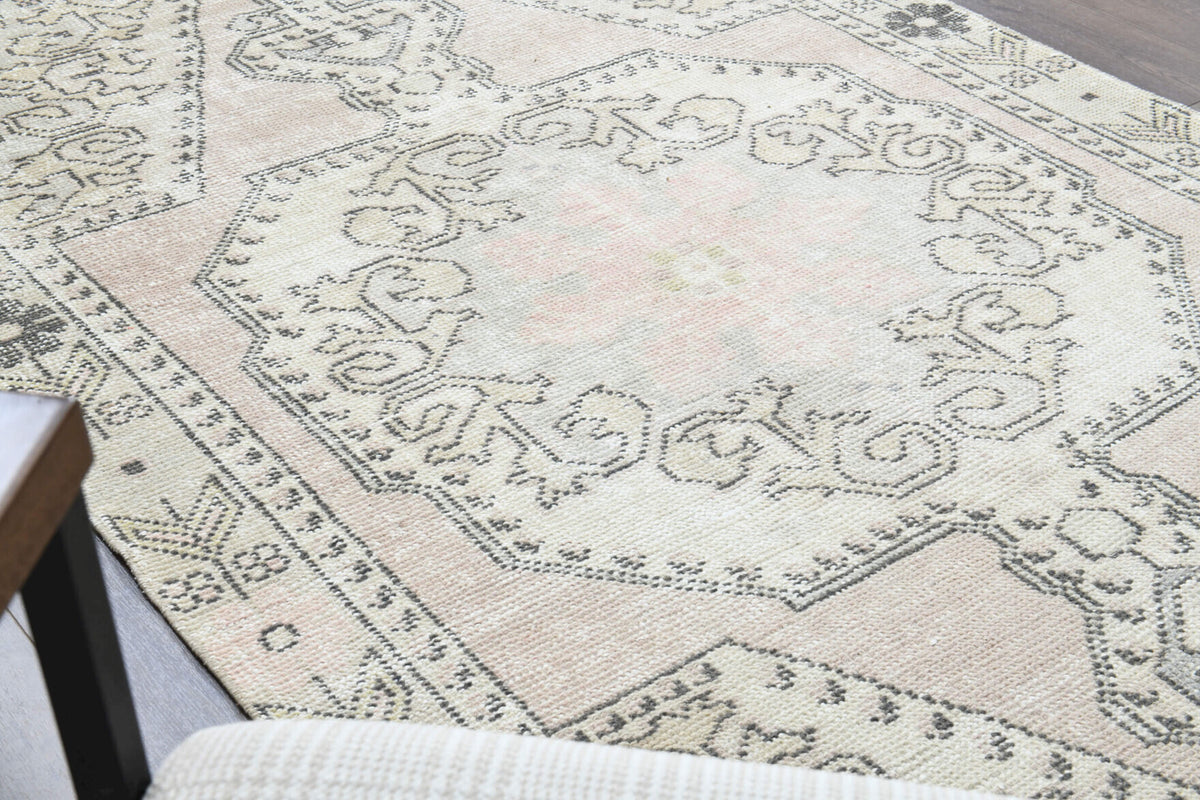 Semaruh – vintage oriental rug for living room or bedroom, 4'3" x 6'11" (130x211 cm)