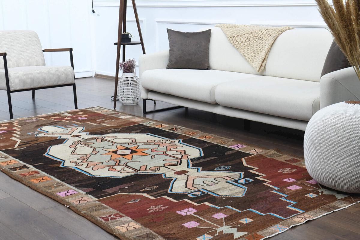 Hand-crafted Anatolian vintage kilim Dilrubanaz in wool, 1970s
