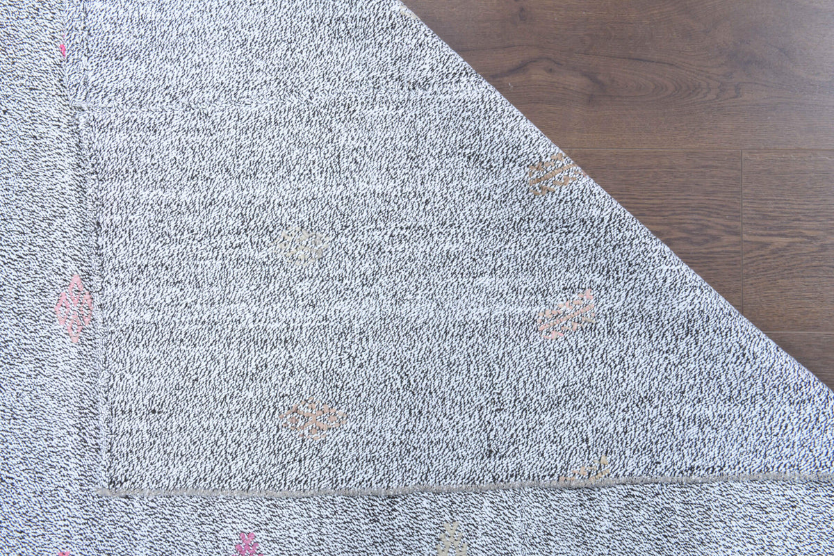 Ambraura – vintage solid kilim for living room or bedroom, 5'3" x 7'7" (160x230 cm)