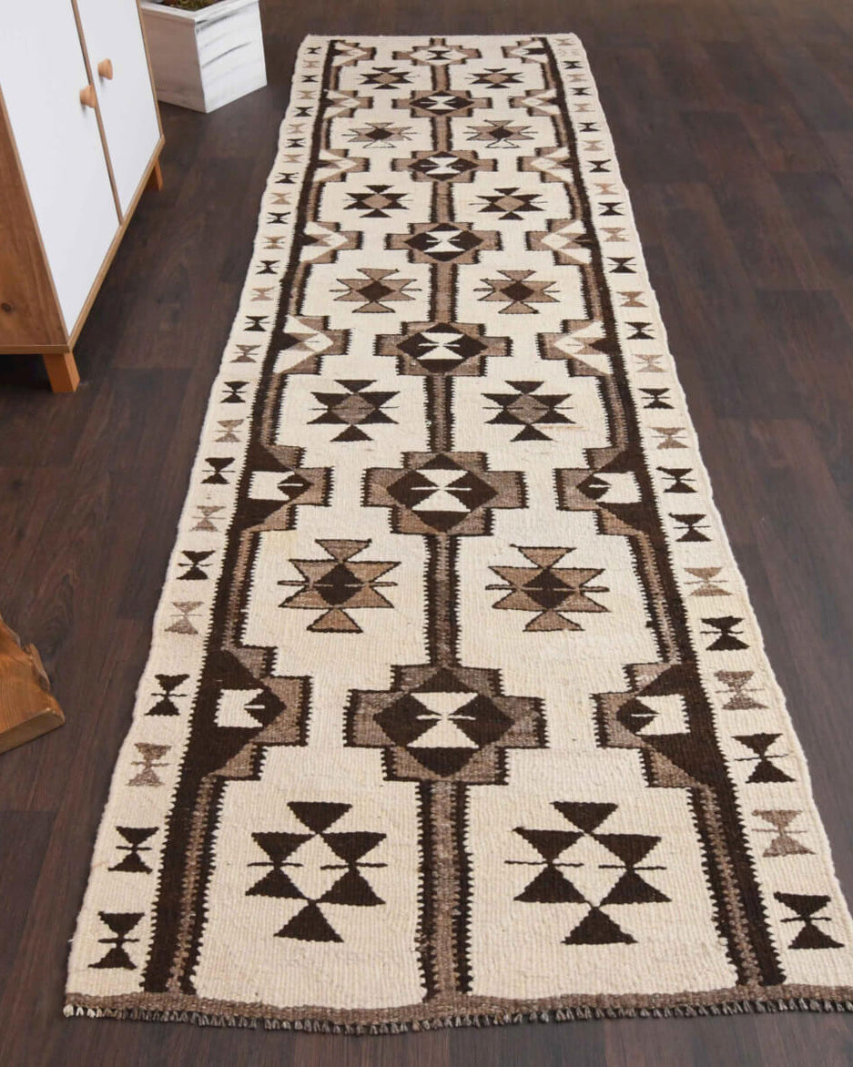 Boho Chic White Oushak Runner Rug in wool – 1970s piece from Anatolia, Turkey | Fame Rugs