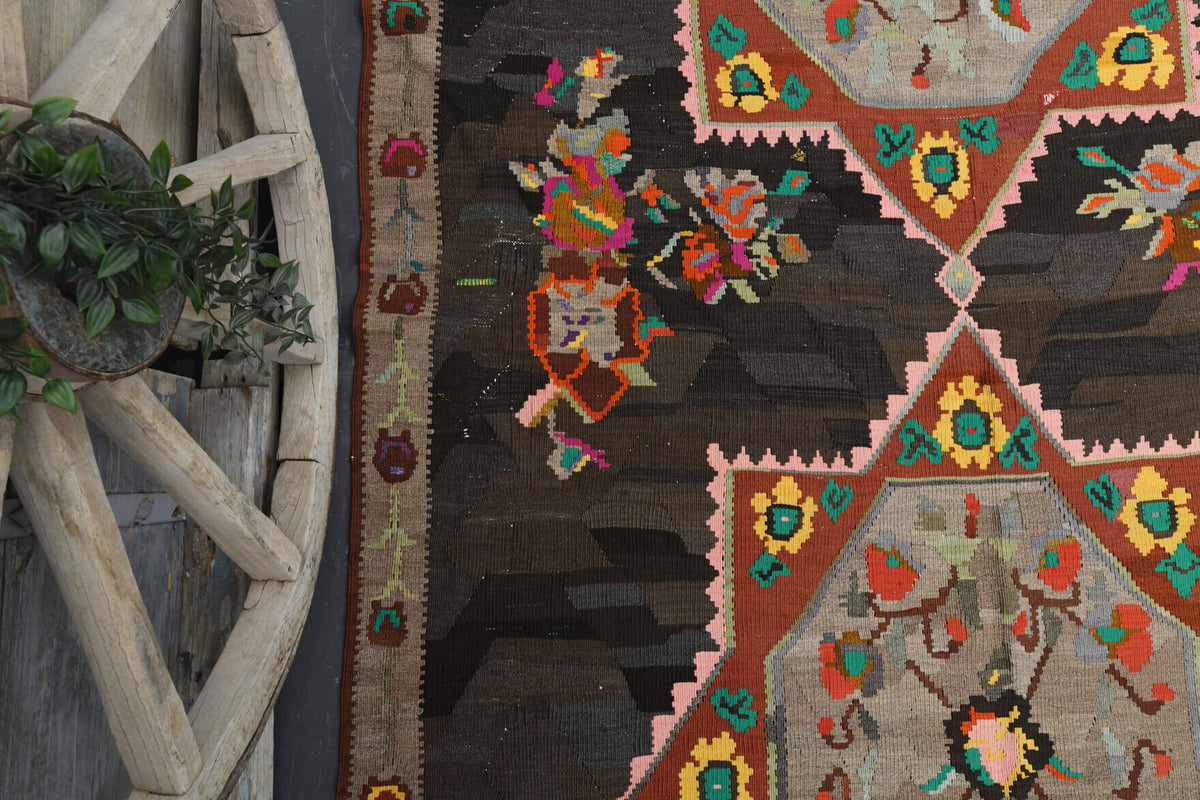 Handwoven flatweave wool kilim from Anatolia, Turkey – Tasseled Flatweave Vintage Carpet 6'2" x 10'2"