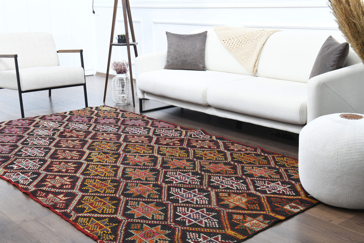 Handwoven flatweave wool kilim from Anatolia, Turkey – Turkish Vintage Kilim Rug 5'5" x 10'2"