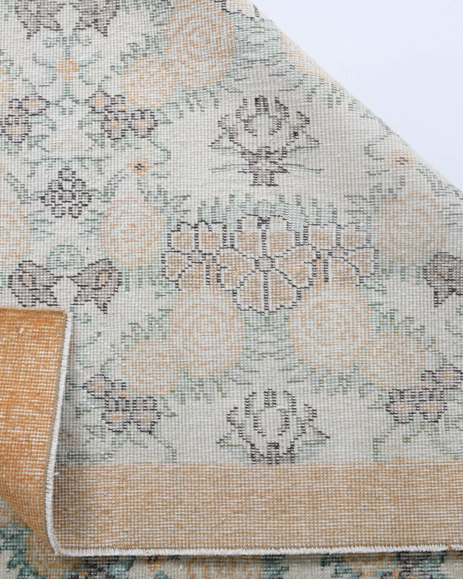 Nino – vintage bordered and floral rug for living room or bedroom, 5'5" x 9'1" (164x277 cm)