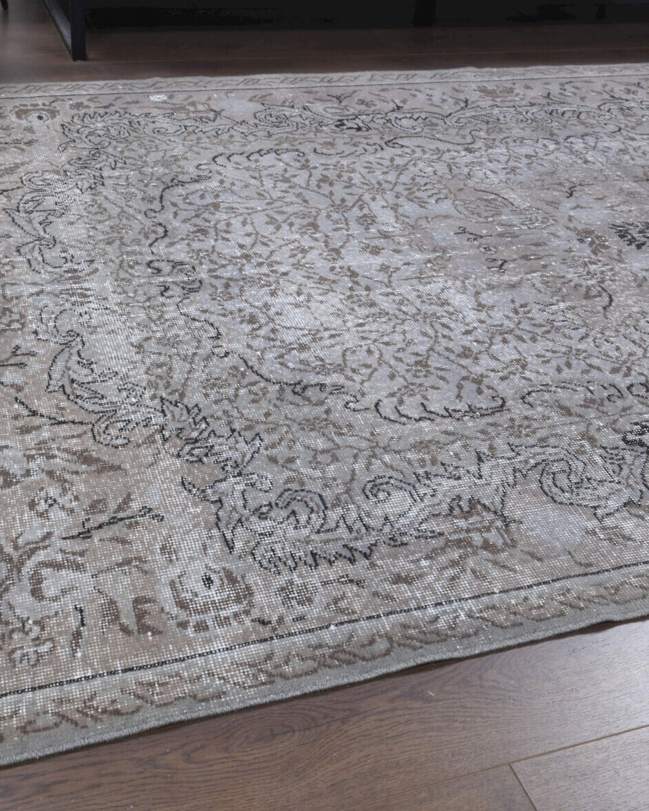 Nephemelpe rug: 1970s handmade Anatolian rug with oriental motifs and cotton backing