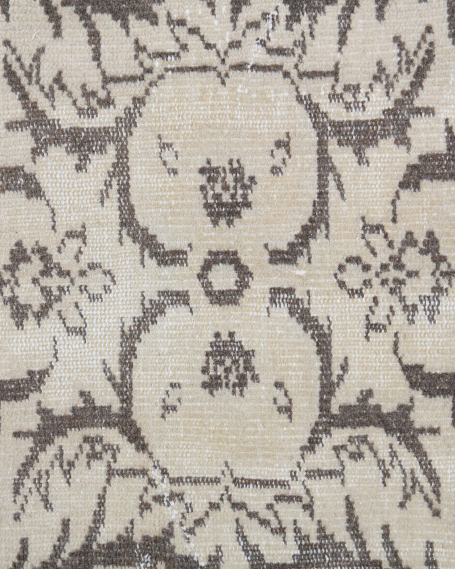 Authentic Turkish vintage area rug (1970s) with oriental medallion design – one-of-a-kind at Fame Rugs