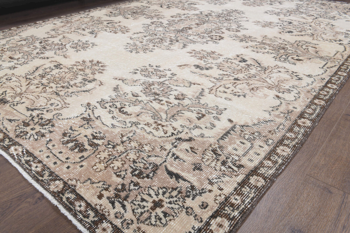 Nausozoe rug: 1970s handmade Turkish rug with oriental motifs and cotton backing