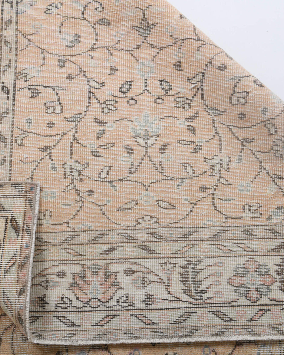 Naiaphora – vintage floral rug for living room or bedroom, 5'10" x 9'8" (177x295 cm)