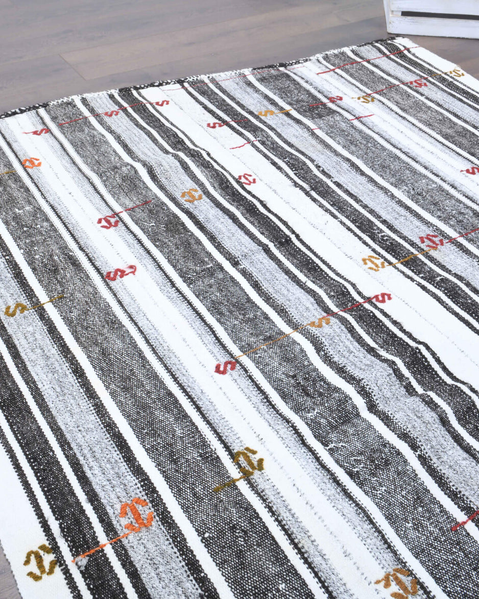 Serinter kilim: 1960s handwoven flatweave Anatolian kilim with striped motifs