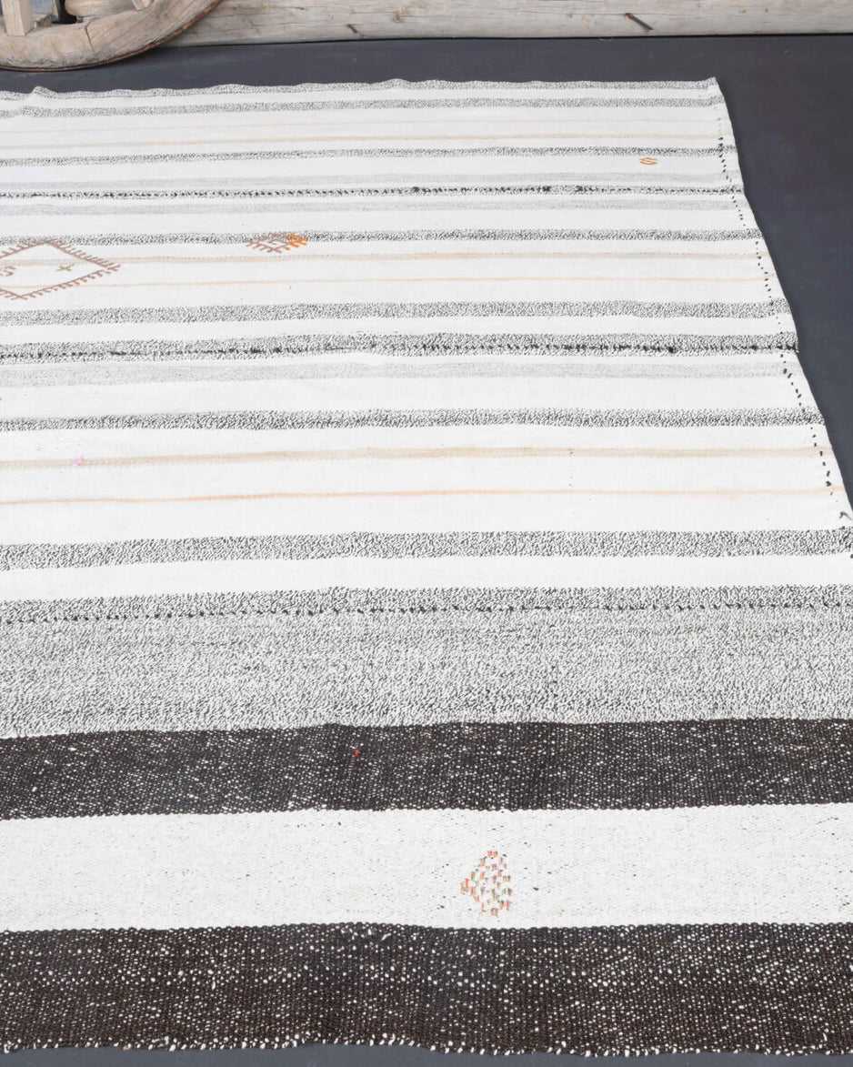 Seringonca kilim: 1960s handwoven flatweave Anatolian kilim with striped motifs