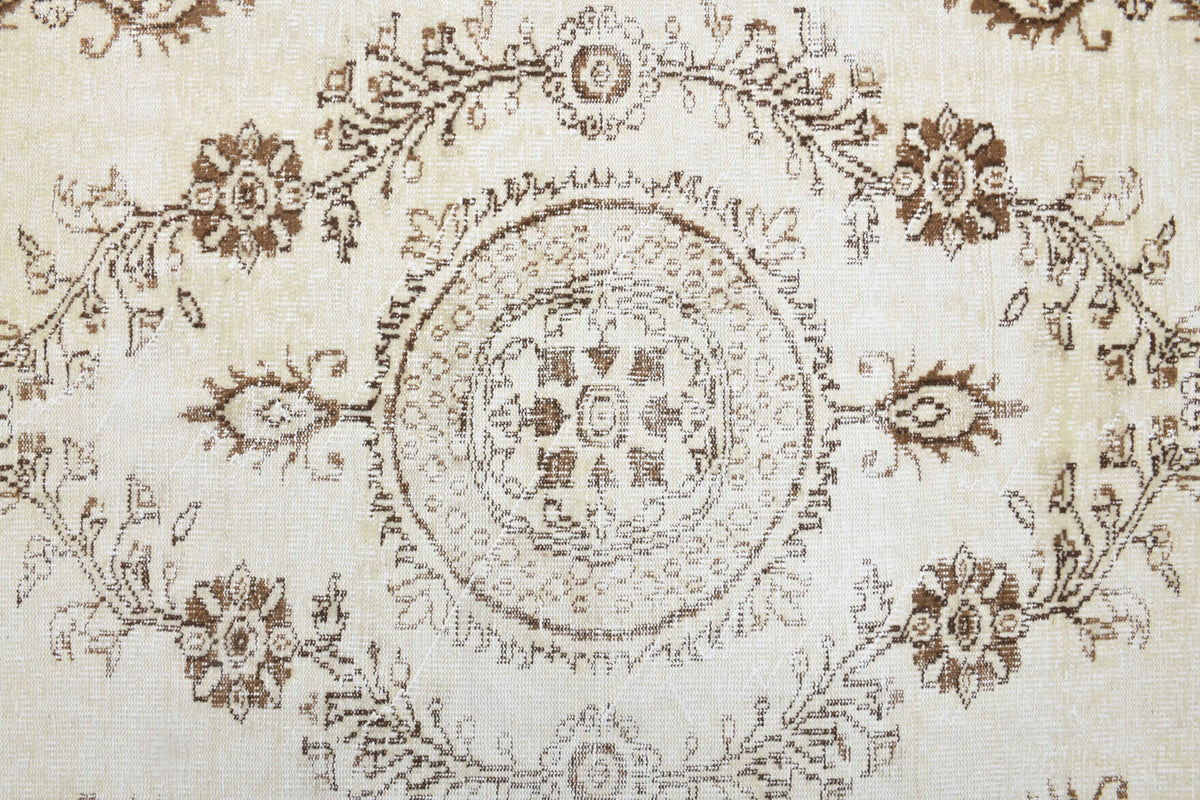 Authentic Anatolian vintage area rug (1970s) with medallion design – one-of-a-kind at Fame Rugs