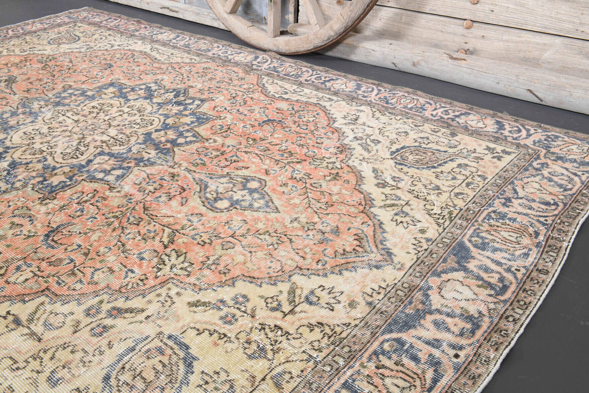 Authentic Persian vintage area rug (1970s) with oriental design – one-of-a-kind at Fame Rugs