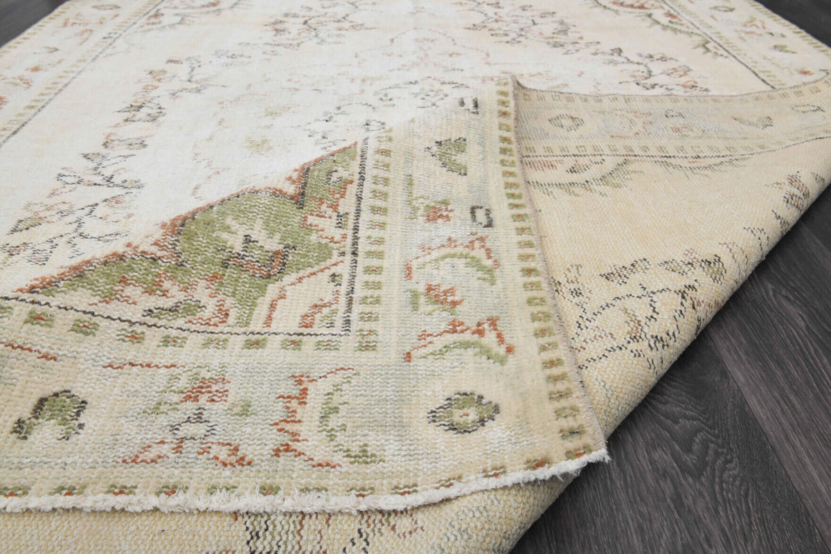 Hand-crafted Anatolian vintage rug Hosyarnaz in wool, 1970s
