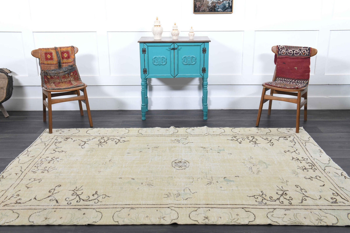 Incinaz rug: 1970s handmade Anatolian rug with oriental motifs and cotton backing
