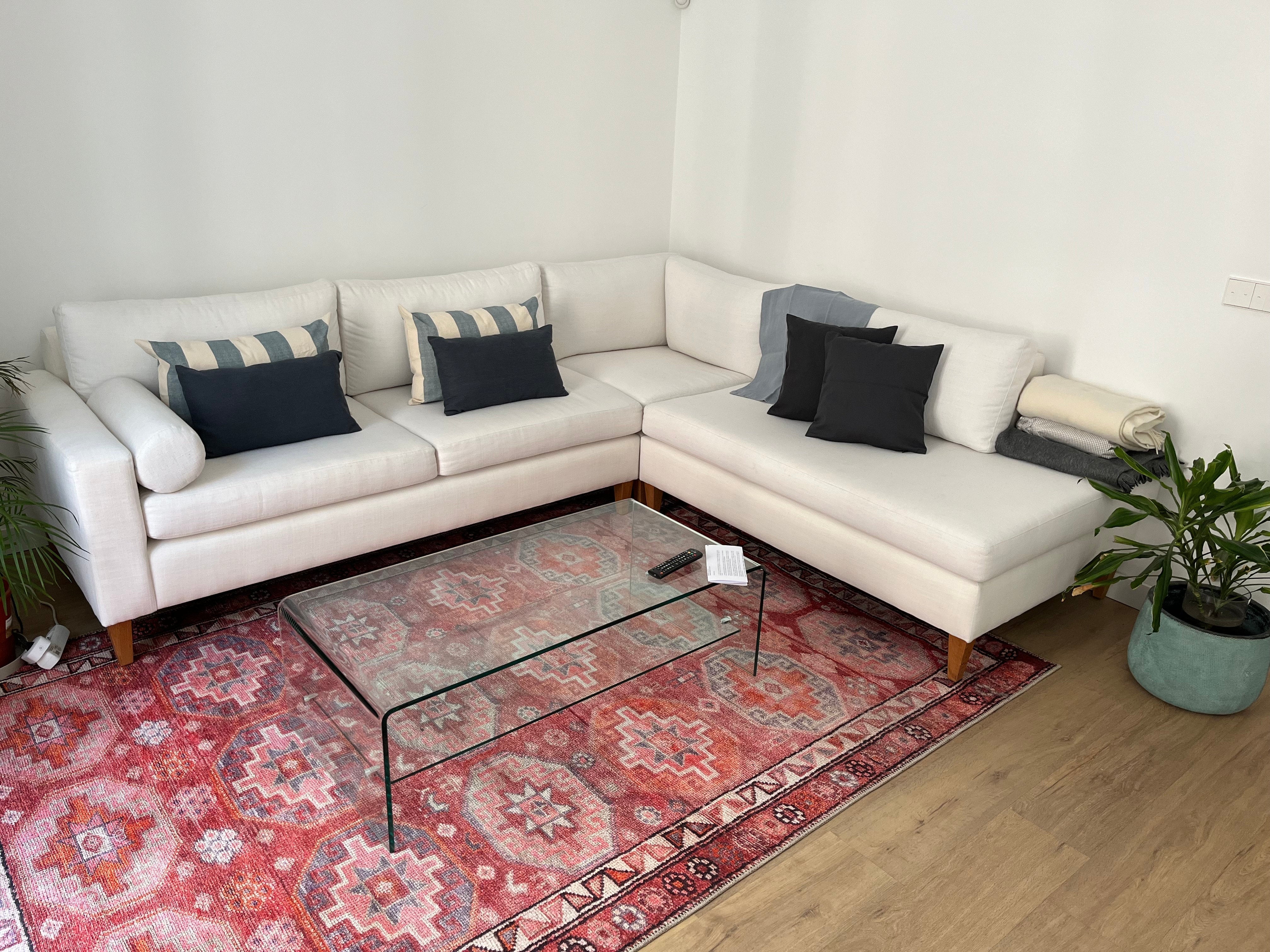 Modern Washable rugs: Bold patterns and minimalist designs.