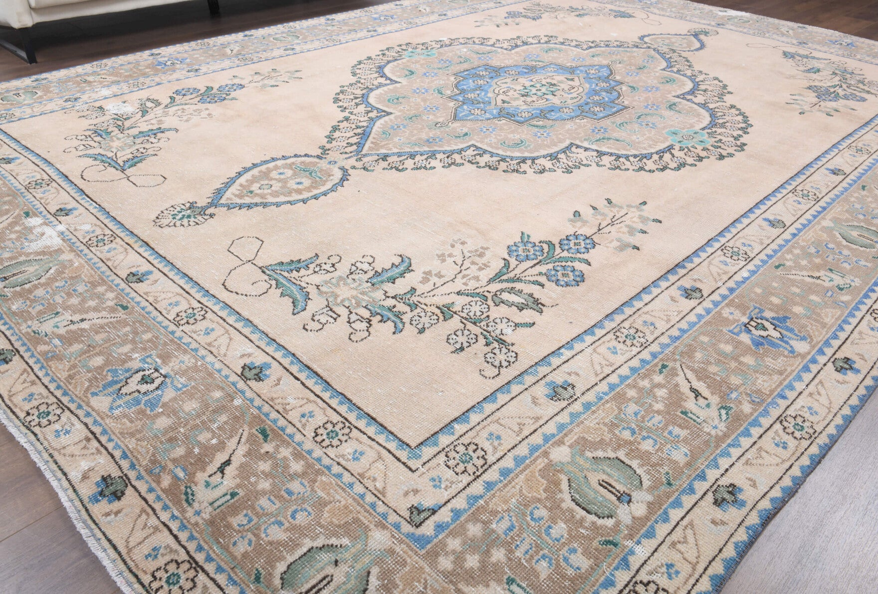 Denizgul rug: 1970s handmade Persian rug with oriental motifs and cotton backing