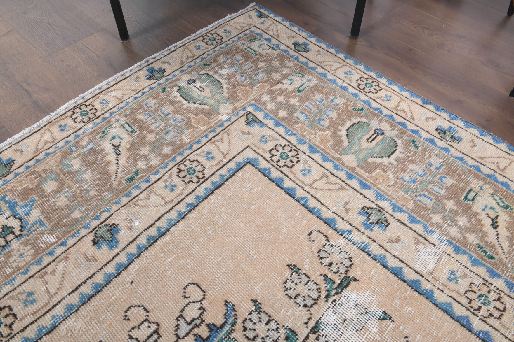 Authentic Persian vintage area rug (1970s) with oriental design – one-of-a-kind at Fame Rugs