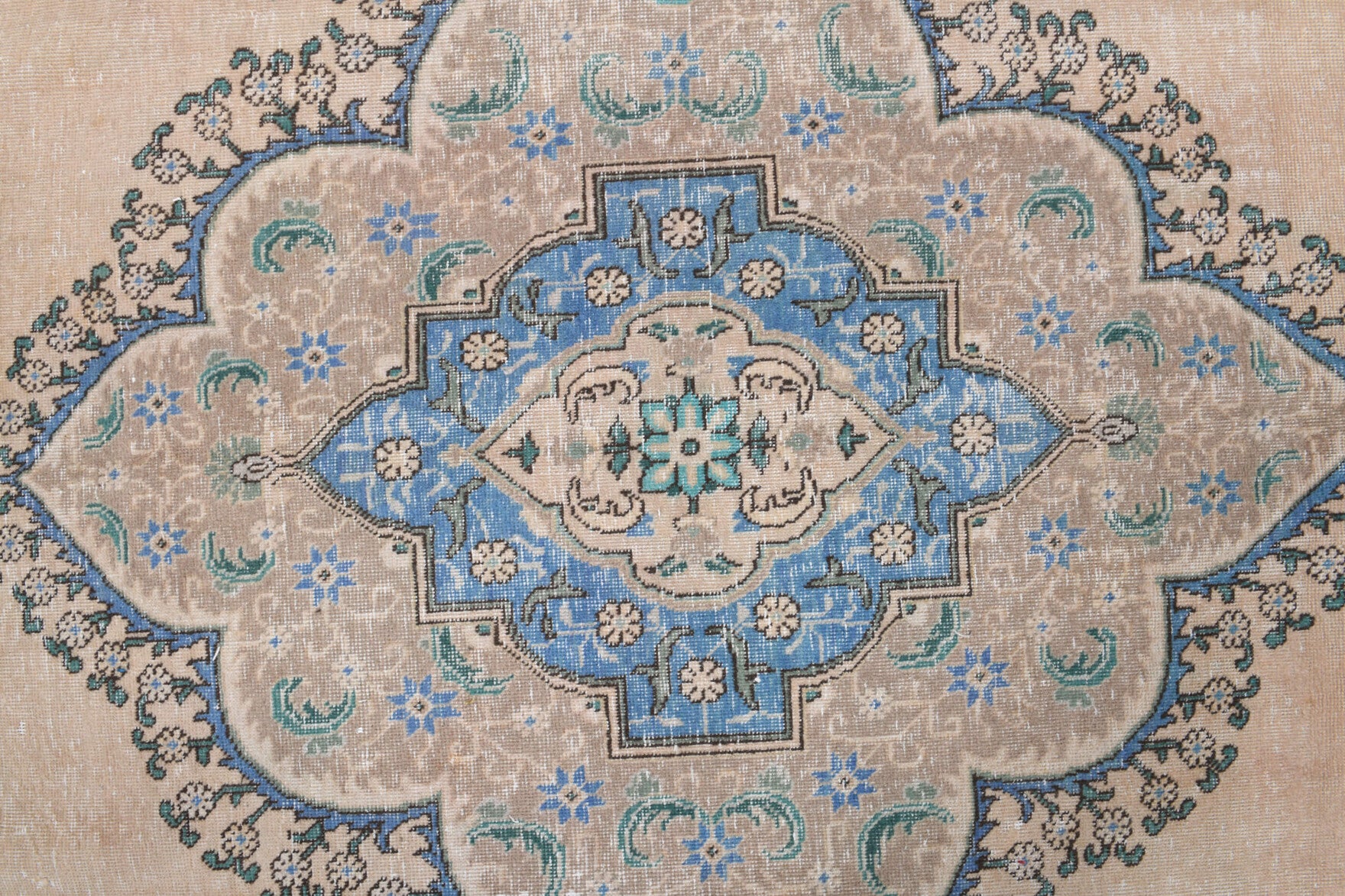Handmade wool rug from the Persian region – Persian Vintage Large Area Rug 9'10" x 12'10"