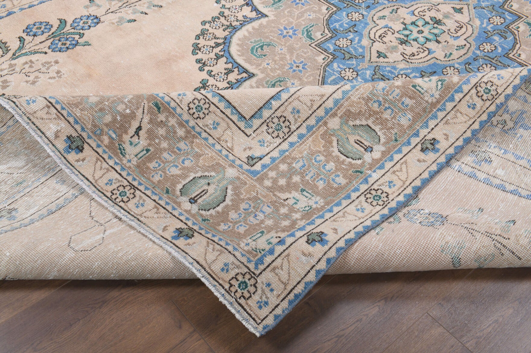 Persian Vintage Large Area Rug in wool – 1970s piece from the Persian region | Fame Rugs