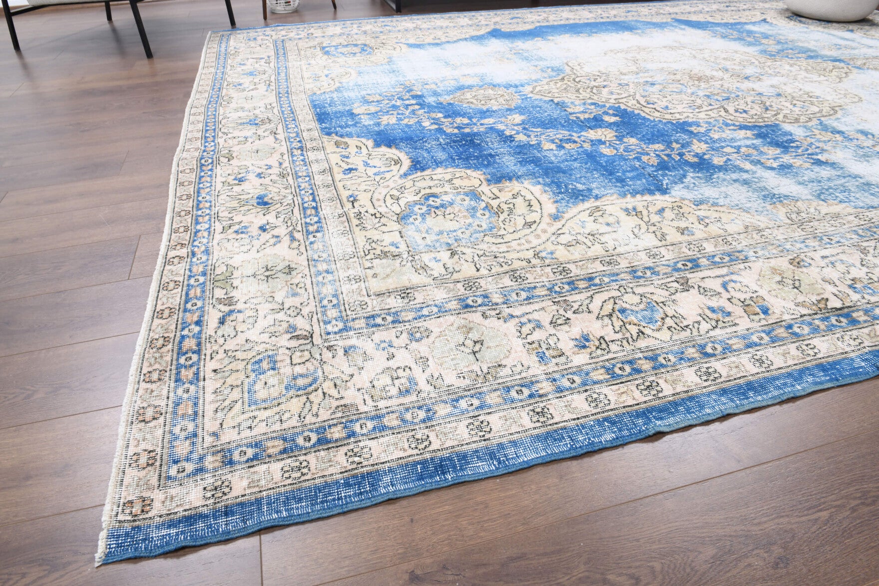 Serefay rug: 1950s handmade Anatolian rug with oriental motifs and cotton backing