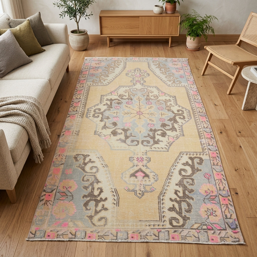 Tribal and floral pattern on the Rahimegul Alcicem vintage area rug – handmade in the Persian region