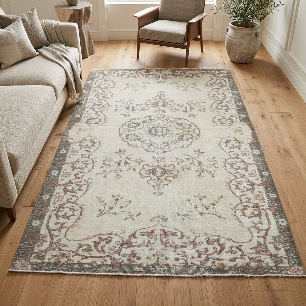 Floral pattern on the Nilsev Averie vintage area rug – handmade in Anatolia, Turkey