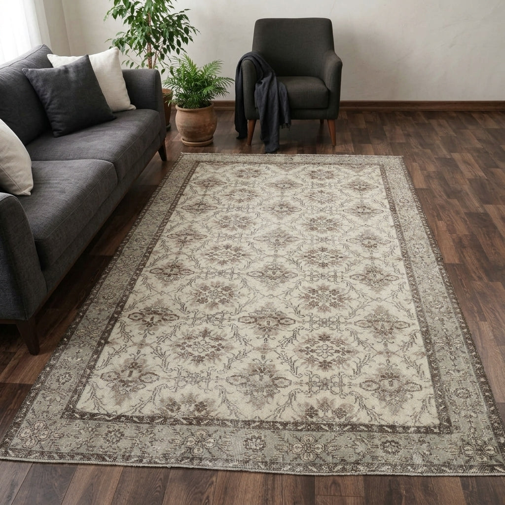 Floral pattern on the Nergispare Aydogdu vintage area rug – handmade in Anatolia, Turkey