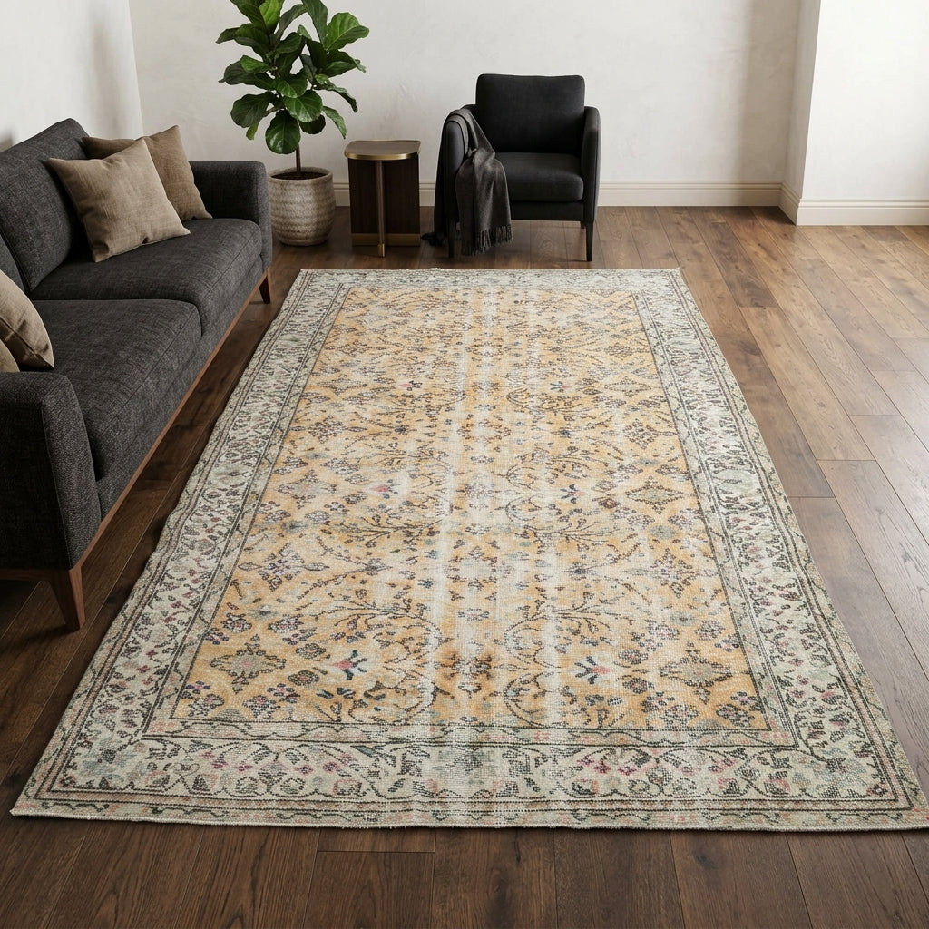 Floral pattern on the Nergisdeniz Aygonul vintage area rug – handmade in Anatolia, Turkey