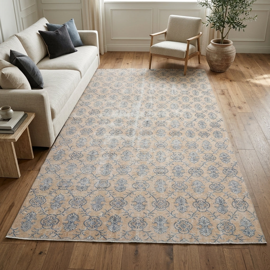 Floral pattern on the Nephelyra Ayishigi vintage area rug – handmade in Anatolia, Turkey