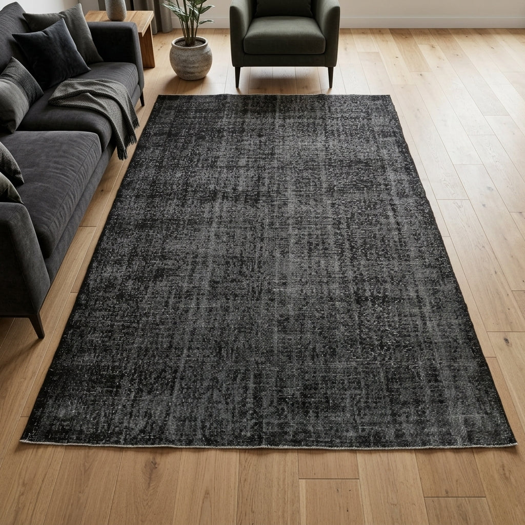 Solid pattern on the Naksnisin Aysar vintage area rug – handmade in Anatolia, Turkey