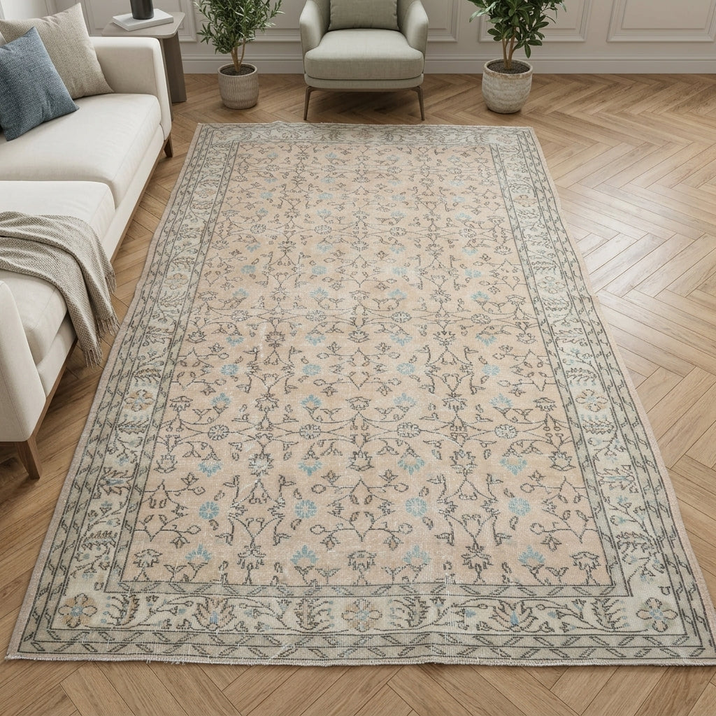 Floral pattern on the Nakshayat Aysevil vintage area rug – handmade in Anatolia, Turkey