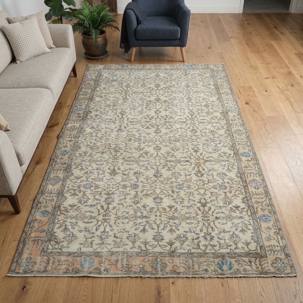 Floral pattern on the Mihrnihal Aysun vintage area rug – handmade in Anatolia, Turkey