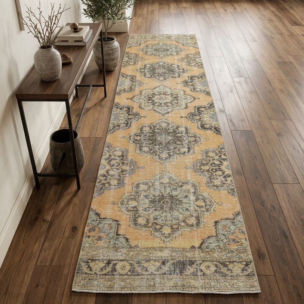Oriental pattern on the Litonassia Belgun vintage runner rug – handmade in Anatolia, Turkey