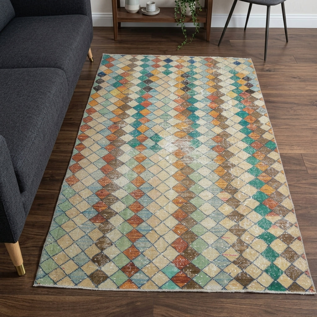 Checkered pattern on the Ketenefruz Beran retro vintage area rug – handmade in Anatolia, Turkey