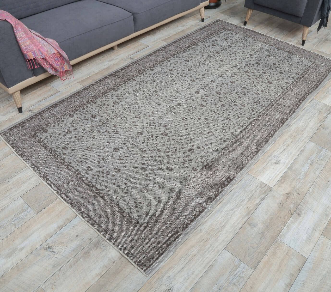 Ikat pattern on the Defnesema vintage area rug – handmade in Anatolia, Turkey
