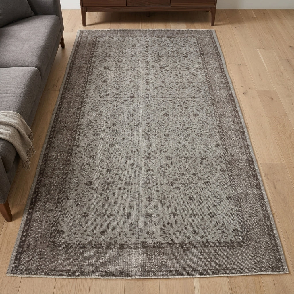 Ikat pattern on the Defnesema vintage area rug – handmade in Anatolia, Turkey