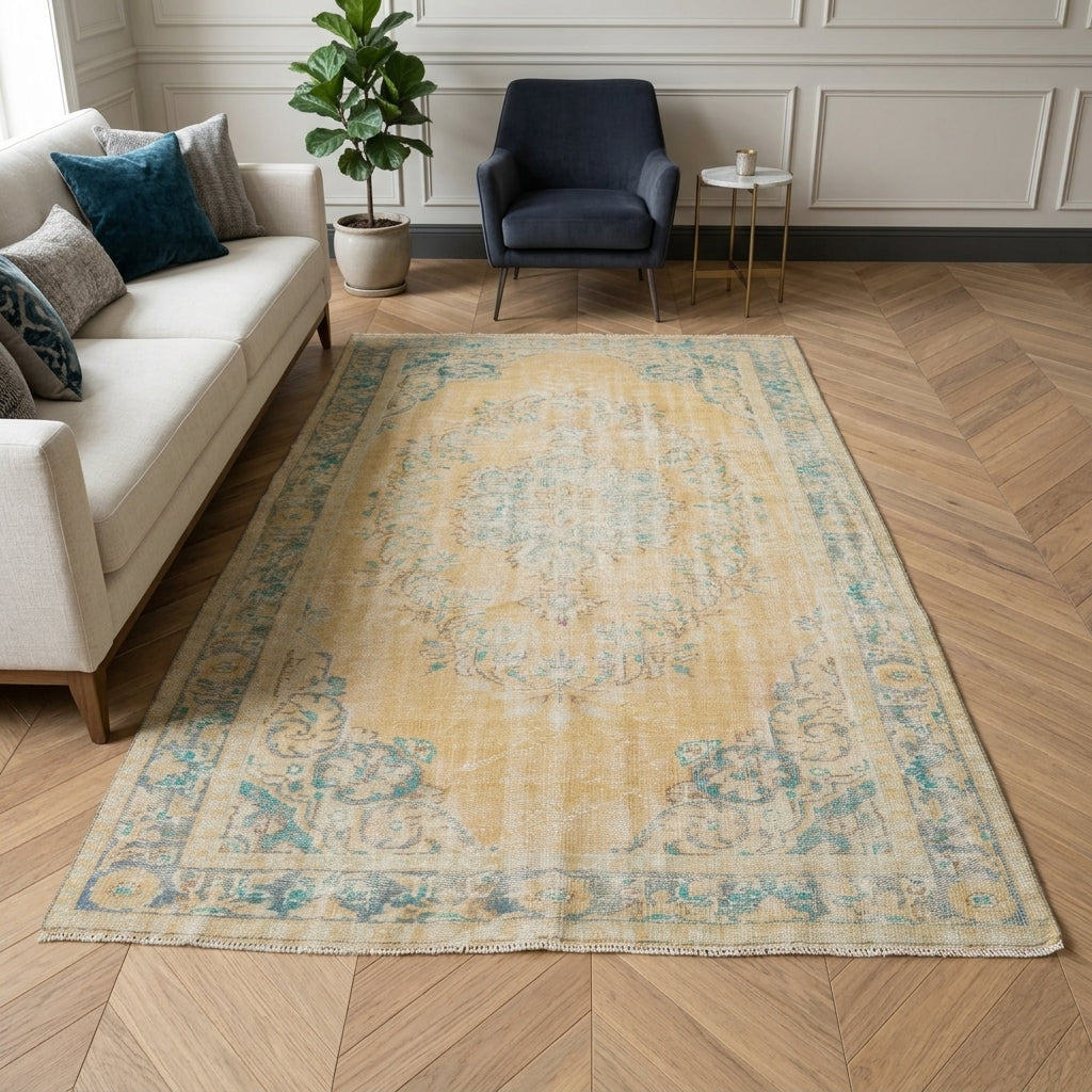 Pattern on the Ionianassa vintage area rug – handmade in Anatolia, Turkey
