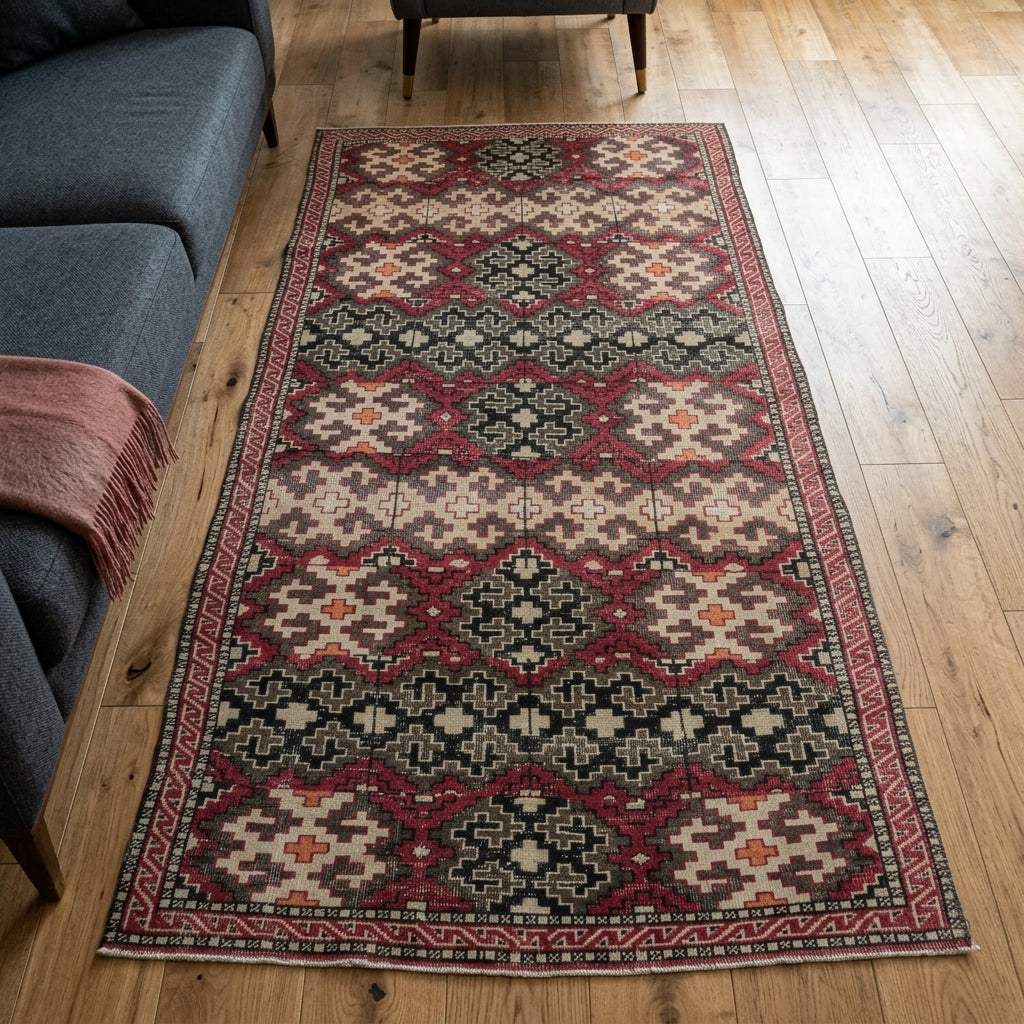 Geometric pattern on the Hebe vintage area rug – handmade in Anatolia, Turkey