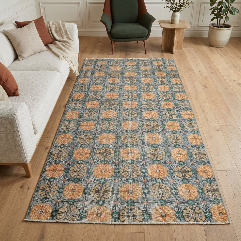 Ikat pattern on the Ioniamelpe vintage area rug – handmade in Anatolia, Turkey