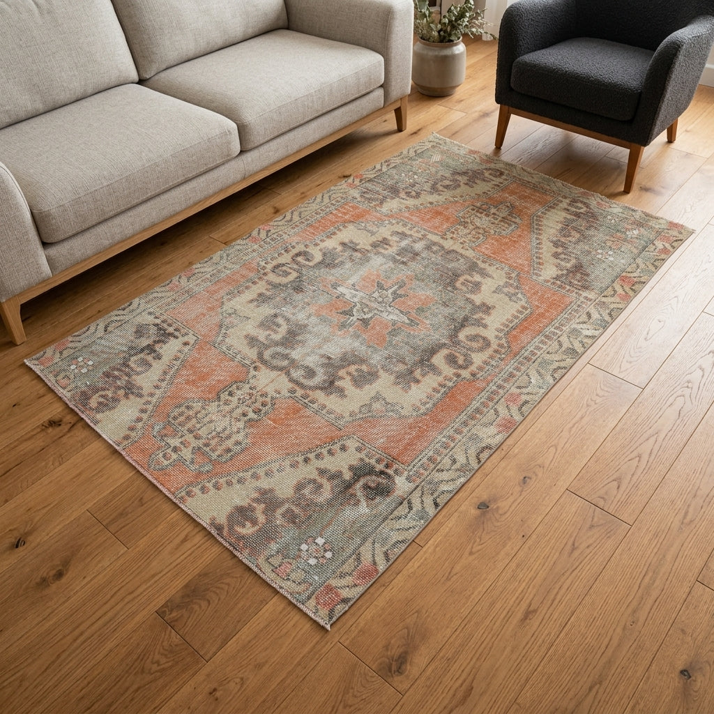 Tribal pattern on the Ihlamursad vintage area rug – handmade in Anatolia, Turkey