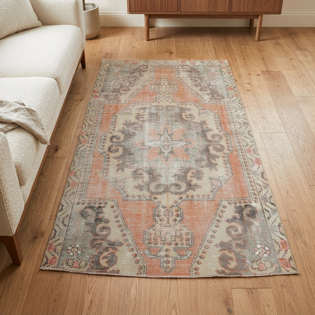 Tribal pattern on the Ihlamursad vintage area rug – handmade in Anatolia, Turkey