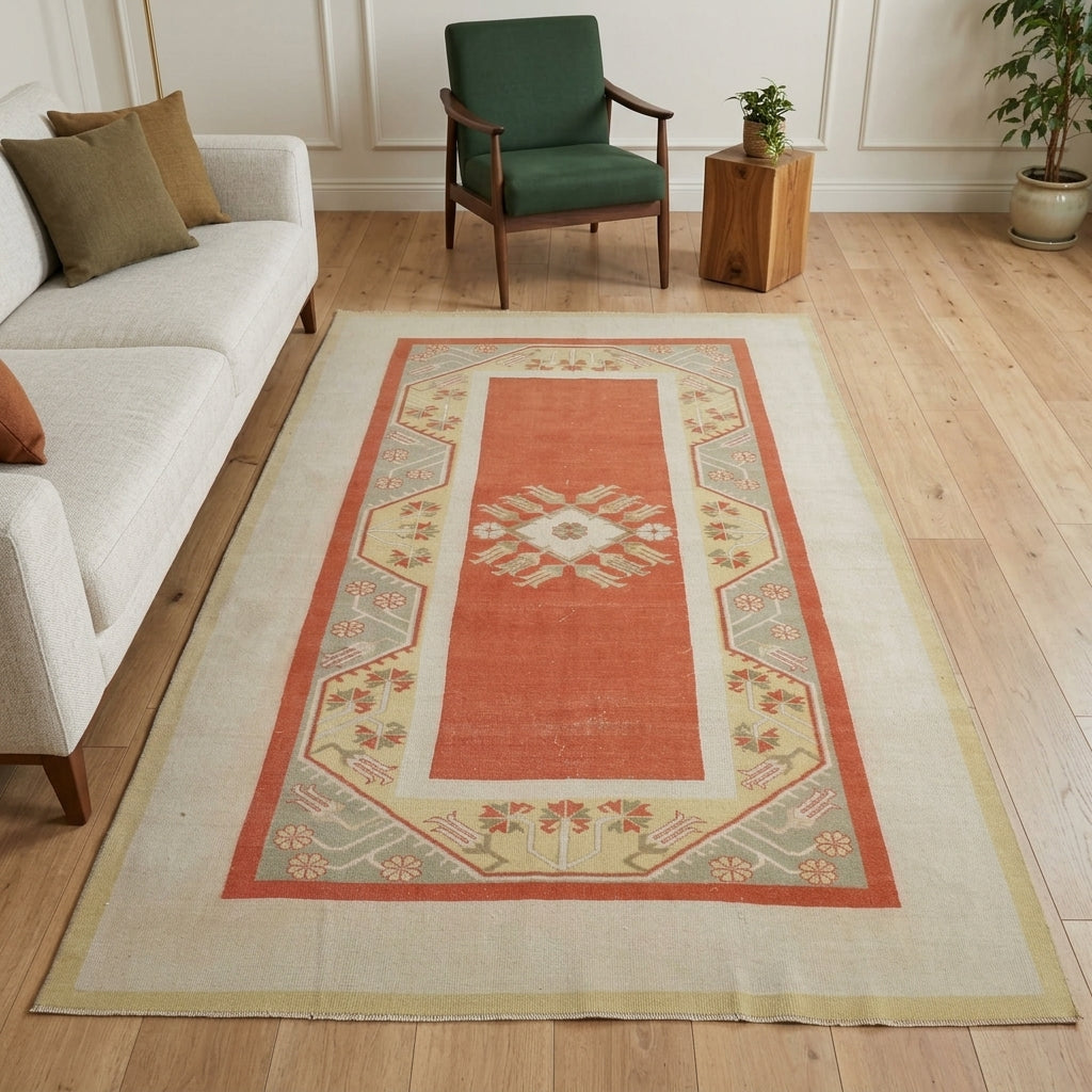 Geometric pattern on the Ianthephrosyne vintage area rug – handmade in Milas, Turkey