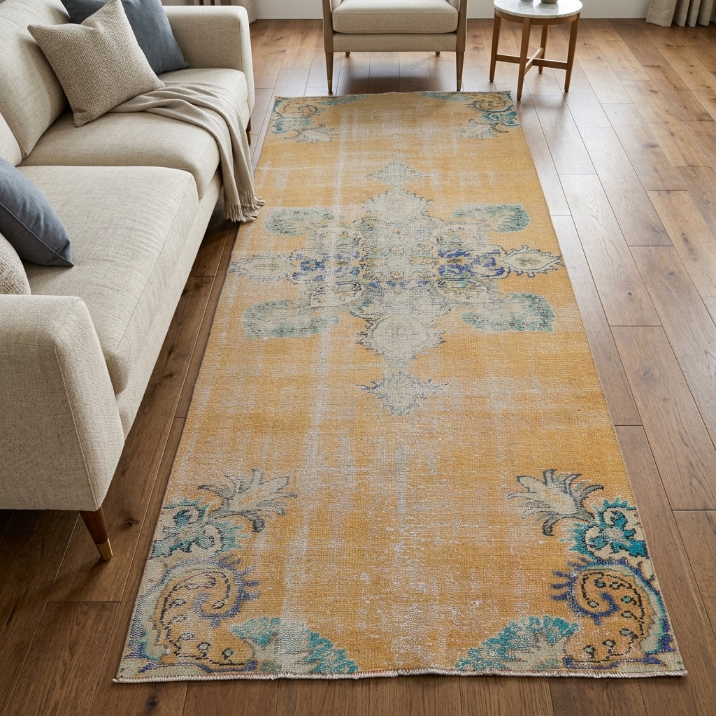 Oriental pattern on the Ianthekleia vintage area rug – handmade in Anatolia, Turkey