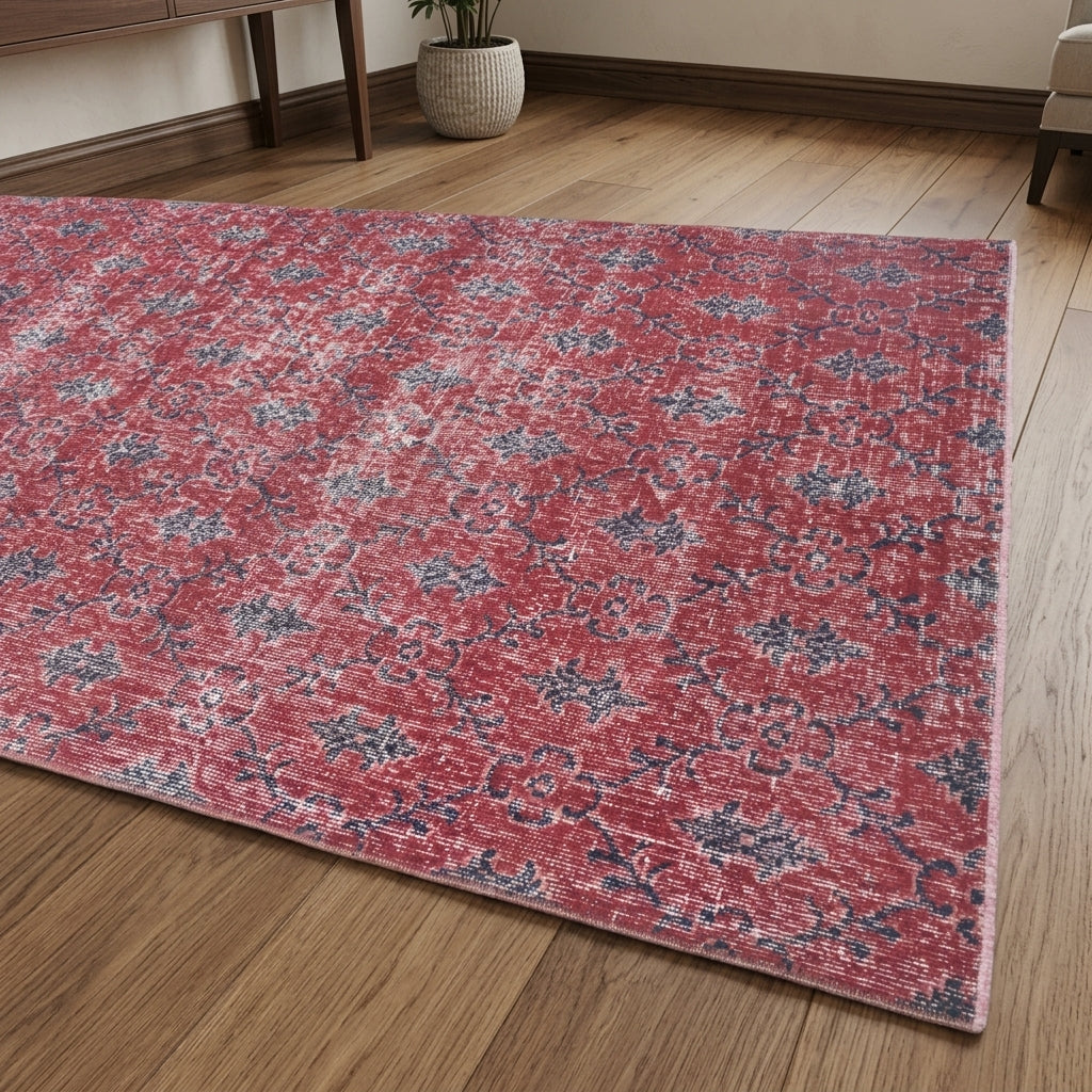 Ikat pattern on the Esensad vintage area rug – handmade in Anatolia, Turkey