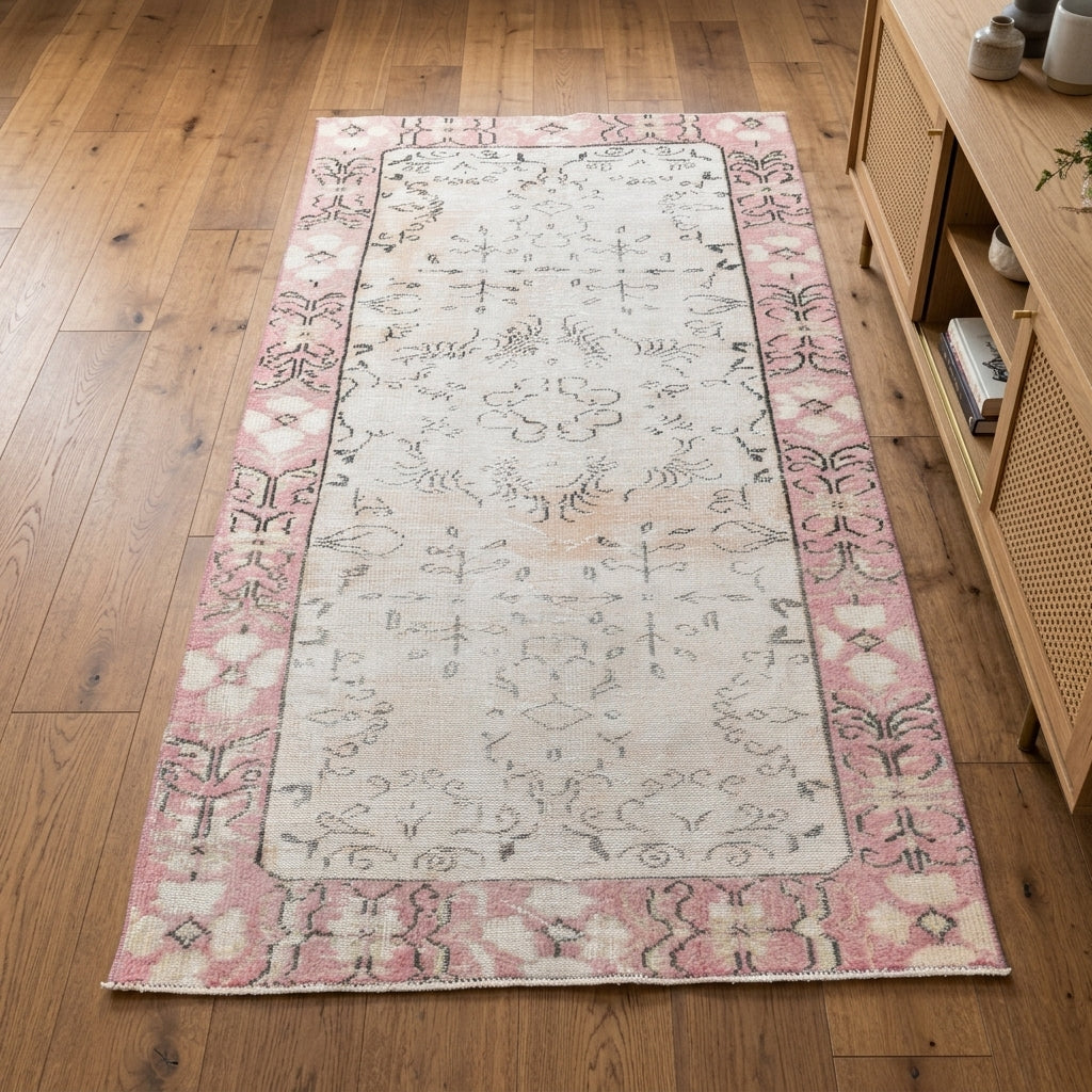 Bordered pattern on the Isophyllis vintage area rug – handmade in Anatolia, Turkey