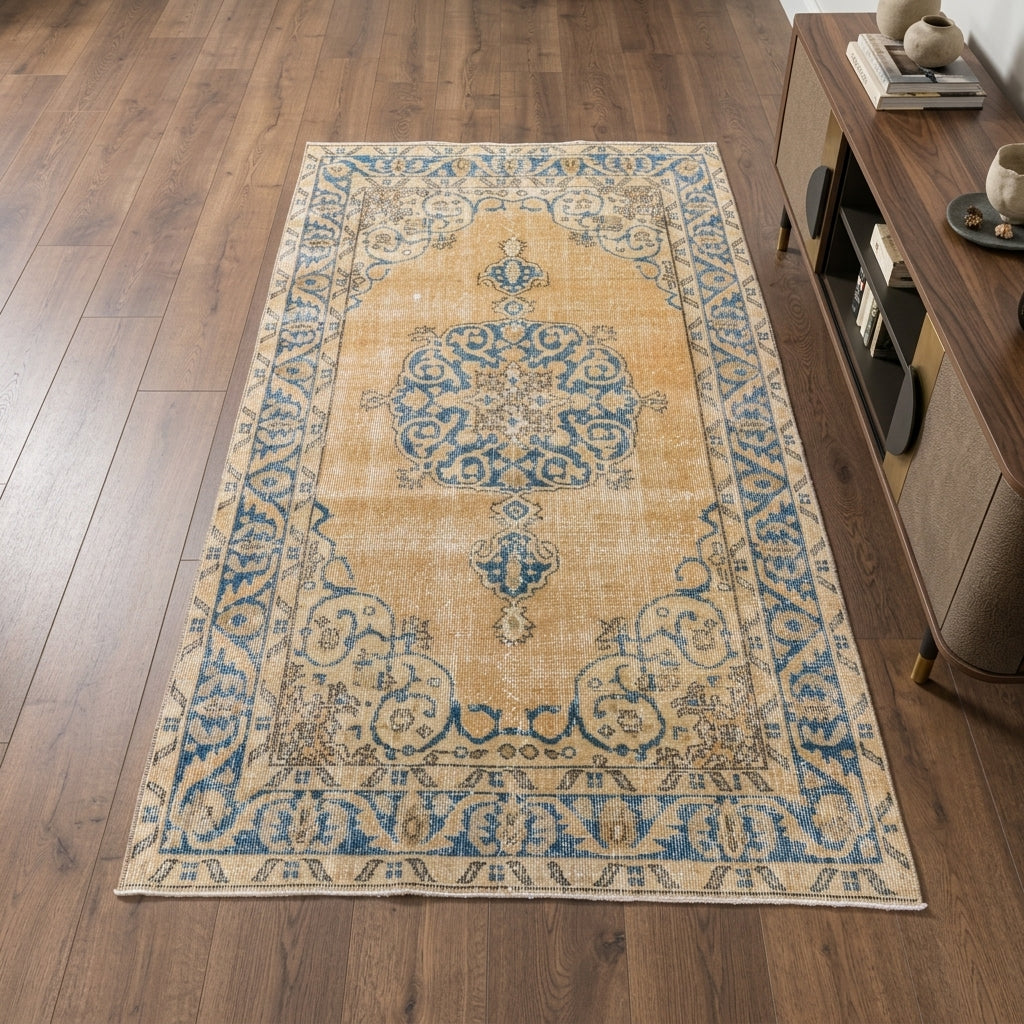 Oriental pattern on the Isophrosyne vintage area rug – handmade in Anatolia, Turkey